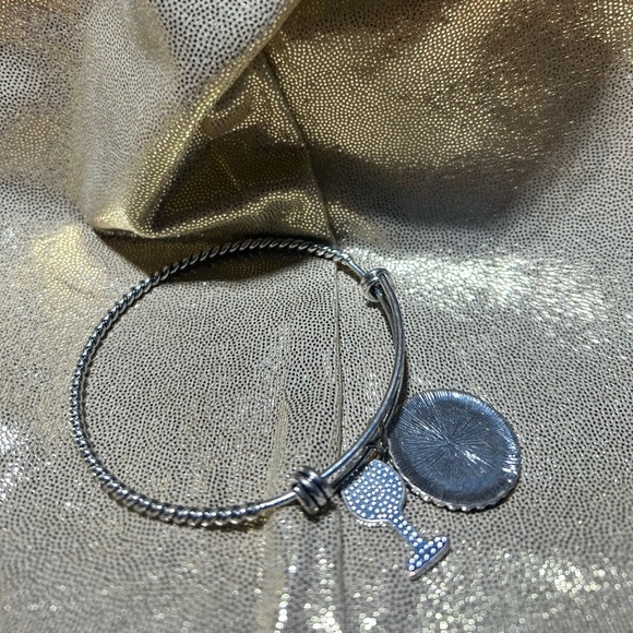 NWOT- Bracelet with Red Wine Charm, 2nd charm Toes in the sand. Wine in my hands - Picture 3 of 4